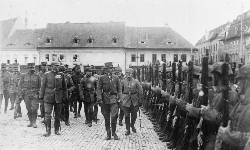 How many Romanians fought for Austro-Hungary during the First World War?