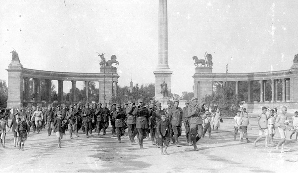 1919: How the Romanian soldiers hanged a peasant’s sandal on the Parliament of Budapest﻿