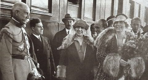 Queen Marie, the first day in Paris: “Everything and everyone is pressing me at the same time”